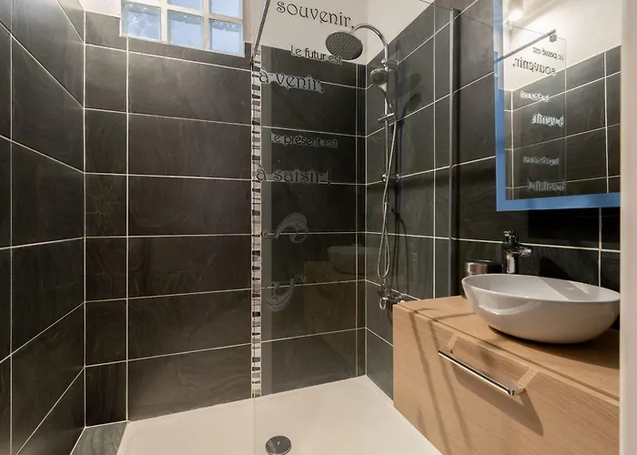 A 200m Du Chateau Et Du Port *